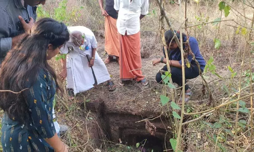 പെരിയ കല്യോട്ട് 2000 വർഷം പഴക്കമുള്ള ചെങ്കല്ലറകൾ ചരിത്രവിദ്യാർഥികൾ പരിശോധിക്കുന്നു പെരിയ കല്യോട്ട് 2000 വർഷം പഴക്കമുള്ള ചെങ്കല്ലറകൾ ചരിത്രവിദ്യാർഥികൾ പരിശോധിക്കുന്നു