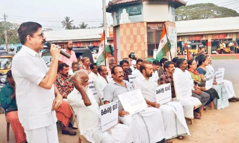 തലശ്ശേരി ടൗൺ -നോർത്ത് മണ്ഡലം കോൺഗ്രസ് കമ്മിറ്റിയുടെ പ്രതിഷേധ ധർണ ഡി.സി.സി ജനറൽ സെക്രട്ടറി അഡ്വ. സി.ടി. സജിത്ത് ഉദ്ഘാടനം ചെയ്യുന്നു. തലശ്ശേരി ടൗൺ -നോർത്ത് മണ്ഡലം കോൺഗ്രസ് കമ്മിറ്റിയുടെ പ്രതിഷേധ ധർണ ഡി.സി.സി ജനറൽ സെക്രട്ടറി അഡ്വ. സി.ടി. സജിത്ത് ഉദ്ഘാടനം ചെയ്യുന്നു.