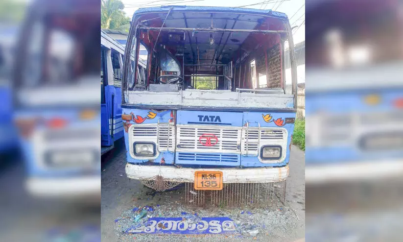 പറവൂർ സ്വകാര്യ ബസ്സ്റ്റാൻഡിൽ സാമൂഹിക വിരുദ്ധരുടെ അഴിഞ്ഞാട്ടം പറവൂർ സ്വകാര്യ ബസ്സ്റ്റാൻഡിൽ സാമൂഹിക വിരുദ്ധരുടെ അഴിഞ്ഞാട്ടം