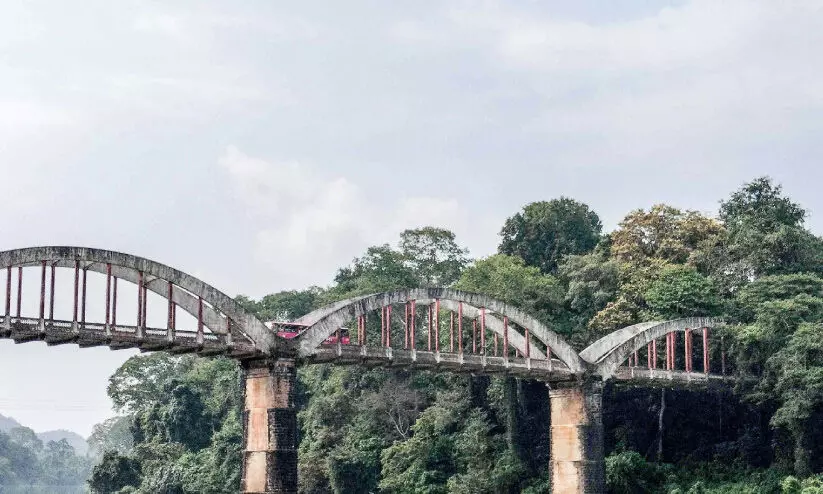 നേര്യമംഗലം പാലത്തിൽ ഗതാഗത തടസ്സം; ഹൈറേഞ്ച് യാത്രക്കാർ വലയുന്നു നേര്യമംഗലം പാലത്തിൽ ഗതാഗത തടസ്സം; ഹൈറേഞ്ച് യാത്രക്കാർ വലയുന്നു