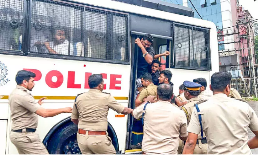 കരി​ങ്കൊടി പിരിമുറുക്കം സംഘർഷം അറസ്റ്റ്