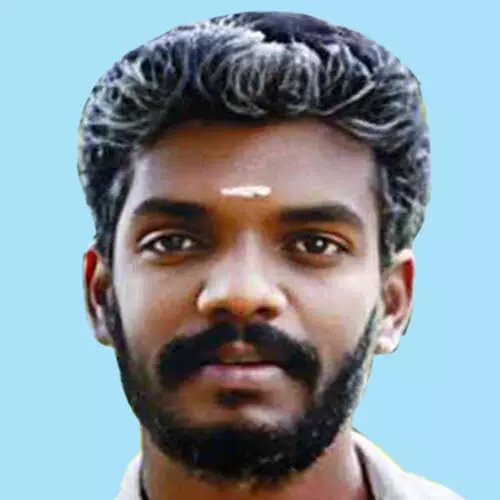 ബൈ​ക്കി​ൽ​നി​ന്ന് വീ​ണ് പ​രി​ക്കേ​റ്റ യു​വാ​വ് മ​രി​ച്ചു