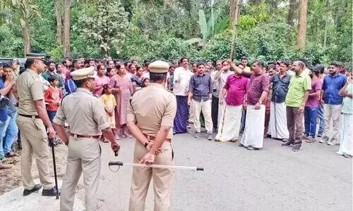 ജ​ന​കീ​യ കൂ​ട്ടാ​യ്മ​യു​ടെ നേ​തൃ​ത്വ​ത്തി​ൽ മൂ​ന്നാ​ന​ക്കു​ഴി ഫോ​റ​സ്റ്റ് ഓ​ഫി​സി​ലേ​ക്ക് ന​ട​ത്തി​യ മാ​ർ​ച്ച്