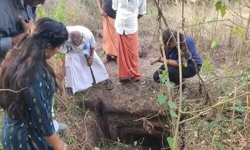 പെ​രി​യ ക​ല്യോ​ട്ട് 2000 വ​ർ​ഷം പ​ഴ​ക്ക​മു​ള്ള ചെ​ങ്ക​ല്ല​റ​ക​ൾ ച​രി​ത്ര​വി​ദ്യാ​ർ​ഥി​ക​ൾ പ​രി​ശോ​ധി​ക്കു​ന്നു