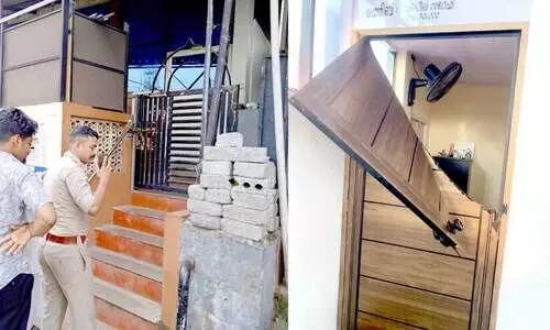 1. തലശ്ശേരി ഒ.വി റോഡ് സംഗമം കവലയിലെ മോഷണം നടന്ന തെക്യാവ് ജുമാ മസ്ജിദിൽ പൊലീസ് പരിശോധനക്കെത്തിയപ്പോൾ 2. മോഷണം നടന്ന ഖത്തീബിന്റെ മുറിയുടെ വാതിൽ തകർത്ത നിലയിൽ