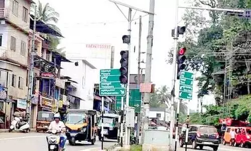 മ​ട്ട​ന്നൂ​രി​ലെ ട്രാ​ഫി​ക് സി​ഗ്‌​ന​ല്‍ ലൈ​റ്റ്