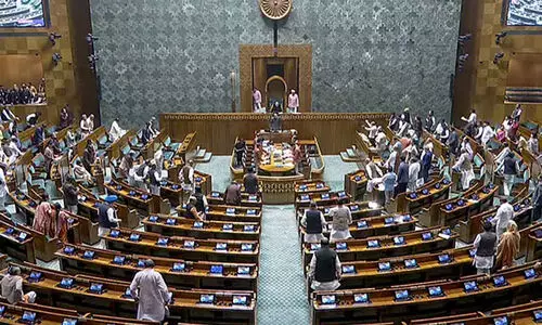 പ്രതിഷേധം നടുത്തളവും കടന്ന് സ്പീക്കറുടെ കസേരക്കരികെ