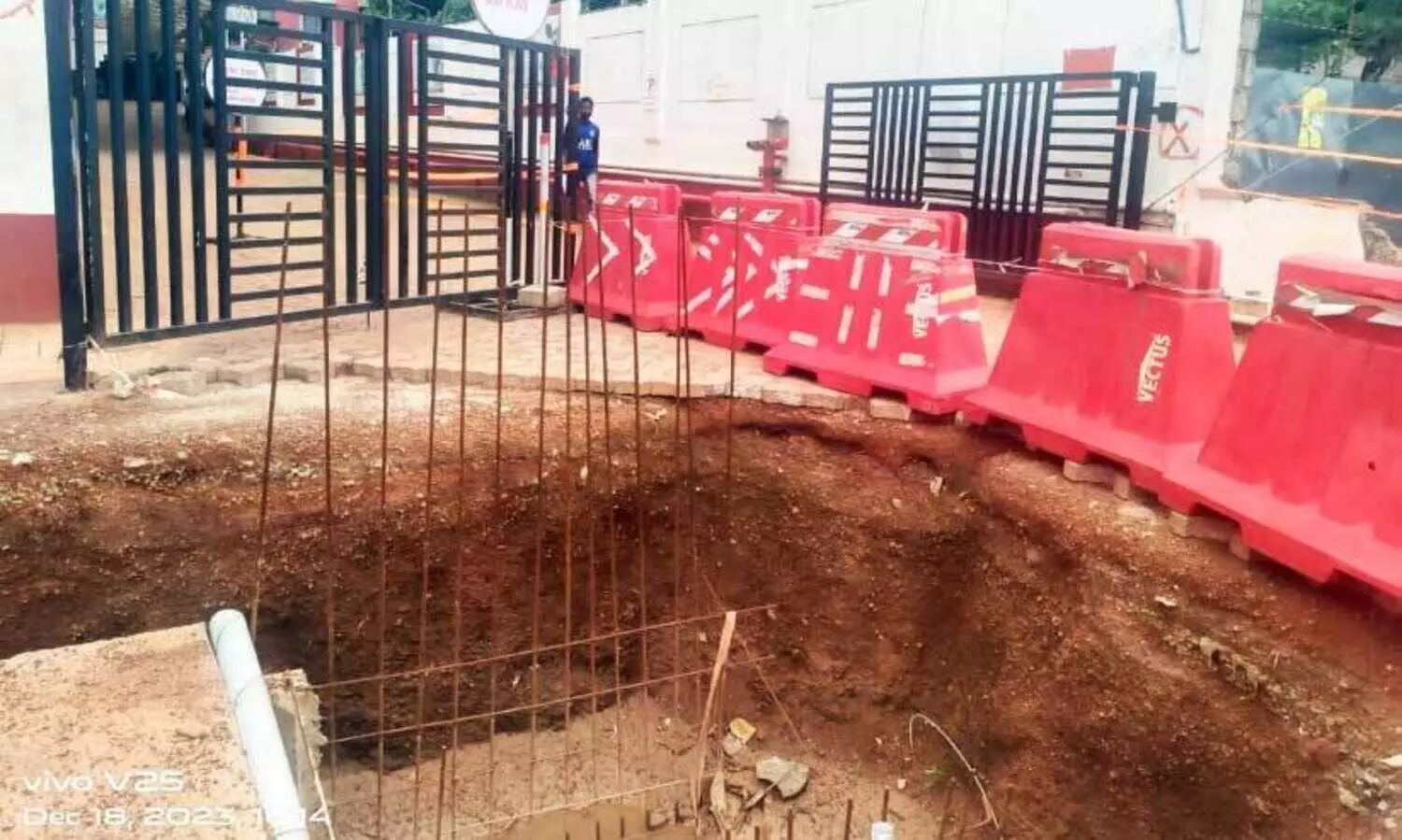 കൊ​ട്ടി​യം സി​ത്താ​രാ ജ​ങ്​​ഷ​ന് എ​തി​ർ​വ​ശം ഓട നിർമാണ ഭാഗമായെടുത്ത കുഴി