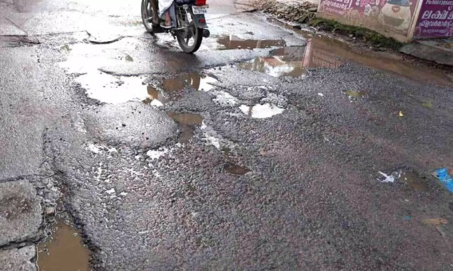 ത​ക​ർ​ന്ന ത​റ​യി​ൽ​മു​ക്ക് - താ​ച്ച​യി​ൽ​മു​ക്ക് റോ​ഡ്