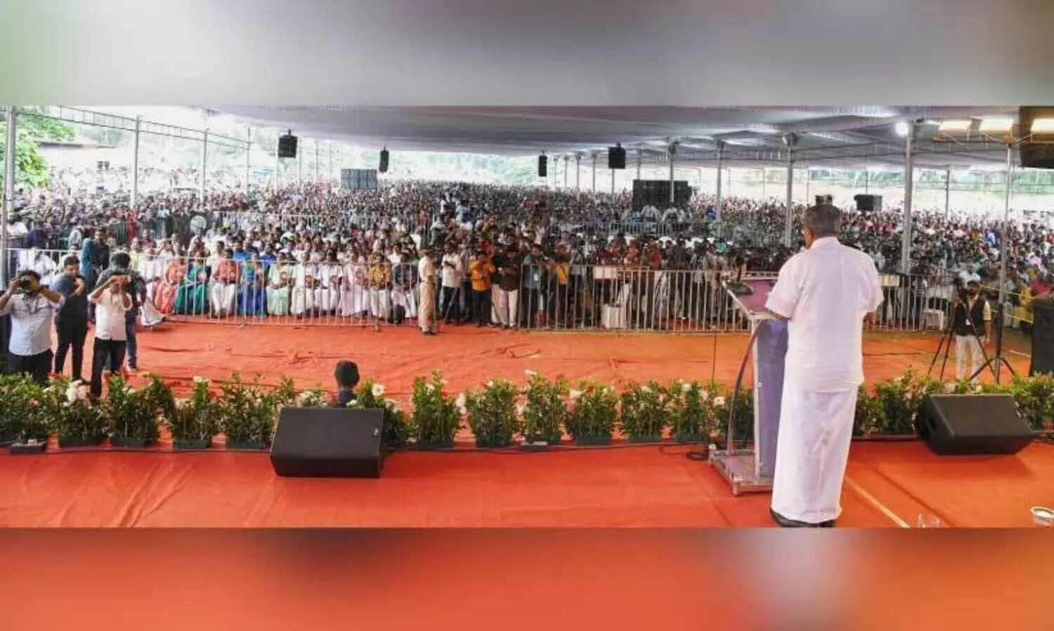 പു​ന​ലൂ​രി​ലെ ന​വ​കേ​ര​ള സ​ദ​സ്സി​ൽ മു​ഖ്യ​മ​ന്ത്രി പി​ണ​റാ​യി വി​ജ​യ​ൻ സം​സാ​രി​ക്കു​ന്നു