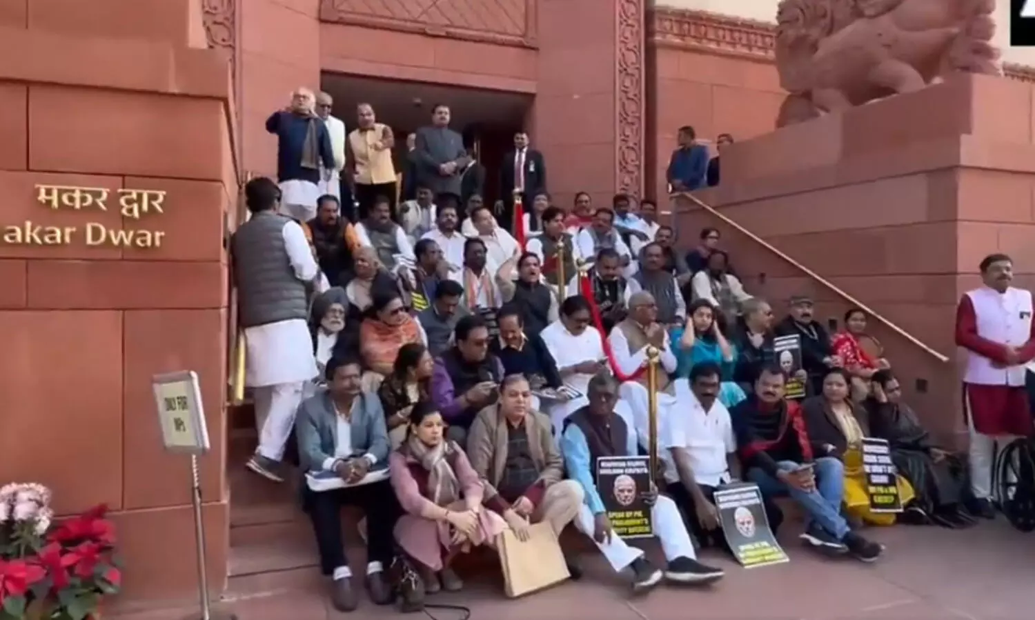 ലോക്സഭയിൽ ഇന്നും കൂട്ട സസ്പെൻഷൻ; 49 എം.പിമാർ കൂടി പുറത്ത്