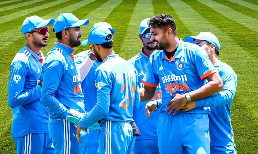 ദക്ഷിണാഫ്രിക്കക്കെതിരെ ആദ്യ ഏകദിനത്തിൽ വിക്കറ്റ് നേട്ടം ആഘോഷിക്കുന്ന ഇന്ത്യൻ ടീം ദക്ഷിണാഫ്രിക്കക്കെതിരെ ആദ്യ ഏകദിനത്തിൽ വിക്കറ്റ് നേട്ടം ആഘോഷിക്കുന്ന ഇന്ത്യൻ ടീം