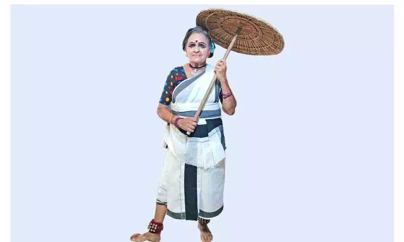 ബാലുശ്ശേരി ബ്ലോക്ക് പഞ്ചായത്ത് വയോജന കലോത്സവത്തിൽ ദേവി ടീച്ചർ നാടോടി നൃത്തമവതരിപ്പിക്കാനായി അരങ്ങിൽ ബാലുശ്ശേരി ബ്ലോക്ക് പഞ്ചായത്ത് വയോജന കലോത്സവത്തിൽ ദേവി ടീച്ചർ നാടോടി നൃത്തമവതരിപ്പിക്കാനായി അരങ്ങിൽ