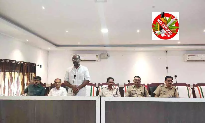 കൊ​ടു​വ​ള്ളി​യി​ൽ ല​ഹ​രി​ക്കെ​തി​രെ ന​ട​പ​ടി​ക​ൾ ശ​ക്ത​മാ​ക്കു​ന്ന​തി​ന്റെ ഭാ​ഗ​മാ​യി ചേർന്ന യോ​ഗ​ത്തി​ൽ ന​ഗ​ര​സ​ഭാ​ധ്യ​ക്ഷ​ൻ വെ​ള്ള​റ അ​ബ്ദു സം​സാ​രി​ക്കു​ന്നു