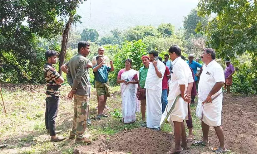 കാട് വെട്ടി തെളിക്കാനെത്തിയ ജനകീയ സമിതി ഭാരവാഹികളും കർണാടക വനംവകുപ്പ് ജീവനക്കാരും തമ്മിലുണ്ടായ വാക്ക് തർക്കം