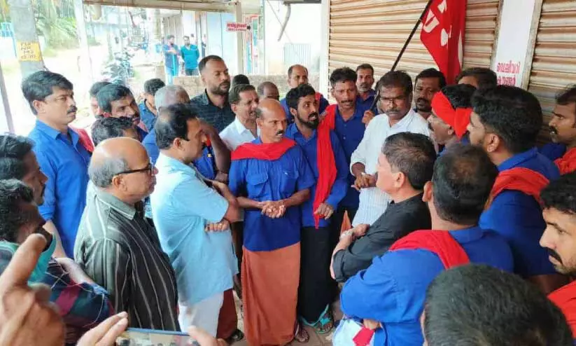 ചെ​റു​വ​ത്തൂ​രി​ലെ മ​ദ്യ​ശാ​ല​യി​ൽ ക​ണ​ക്കെ​ടു​പ്പി​നെ​ത്തി​യ ഉ​ദ്യോ​ഗ​സ്ഥ​രെ നാ​ട്ടു​കാ​ർ ത​ട​യു​ന്നു