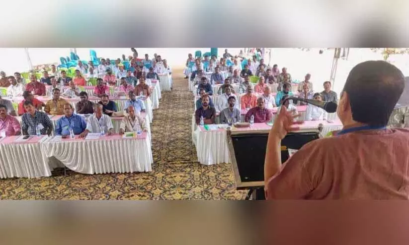 തൃ​ക്ക​രി​പ്പൂ​രി​ൽ ന​ട​ന്ന ദ​ക്ഷി​ണേ​ന്ത്യ​ൻ സോ​ഷ്യ​ലി​സ്റ്റ് സ​മ്മേ​ള​ന​ത്തി​ൽ ഡോ. ​രാ​ജാ​റാം തോ​ൽ​പ്പാ​ടി സം​സാ​രി​ക്കു​ന്നു