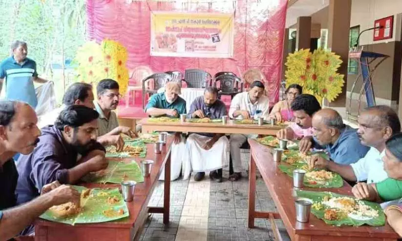 ചെ​റി​യാ​ക്ക​ര ഗ​വ.​ എ​ൽ.​പി സ്കൂ​ളി​ലെ പു​ത്ത​രി​യൂ​ണി​ല്‍ പ​ങ്കെ​ടു​ക്കു​ന്ന എം. ​രാ​ജ​ഗോ​പാ​ല​ന്‍ എം.​എ​ല്‍.​എ