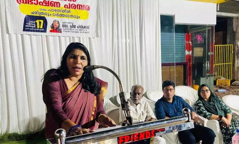 സഹോര സാംസ്കാരിക വേദി പടന്ന മൂസഹാജി മുക്കിൽ സംഘടിപ്പിച്ച ചതുർമാസ പ്രഭാഷണ പരിപാടിയിൽ ഡോ. പ്രിയ പിലിക്കോട് സംസാരിക്കുന്നു സഹോര സാംസ്കാരിക വേദി പടന്ന മൂസഹാജി മുക്കിൽ സംഘടിപ്പിച്ച ചതുർമാസ പ്രഭാഷണ പരിപാടിയിൽ ഡോ. പ്രിയ പിലിക്കോട് സംസാരിക്കുന്നു