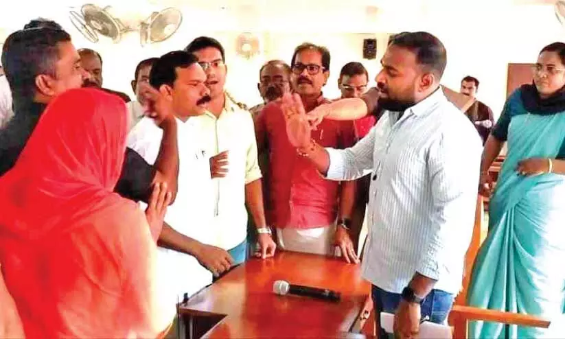 ചാവക്കാട് നഗരസഭ യോഗത്തിൽ യു.ഡി.എഫ് അംഗങ്ങളും സെക്രട്ടറി എ.എസ്. ആകാശും തമ്മിലുണ്ടായ തർക്കം ചാവക്കാട് നഗരസഭ യോഗത്തിൽ യു.ഡി.എഫ് അംഗങ്ങളും സെക്രട്ടറി എ.എസ്. ആകാശും തമ്മിലുണ്ടായ തർക്കം