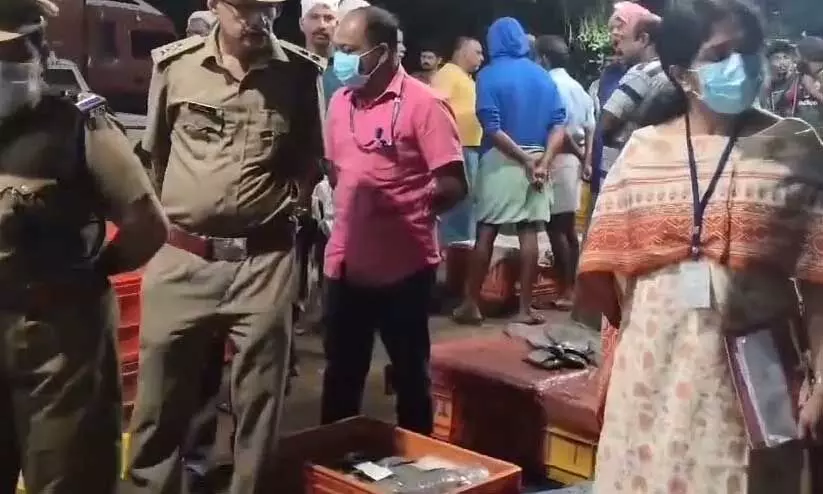 കുന്നംകുളം മത്സ്യമാർക്കറ്റിൽ പരിശോധന; 30 കിലോ പഴയ മത്സ്യം പിടികൂടി കുന്നംകുളം മത്സ്യമാർക്കറ്റിൽ പരിശോധന; 30 കിലോ പഴയ മത്സ്യം പിടികൂടി