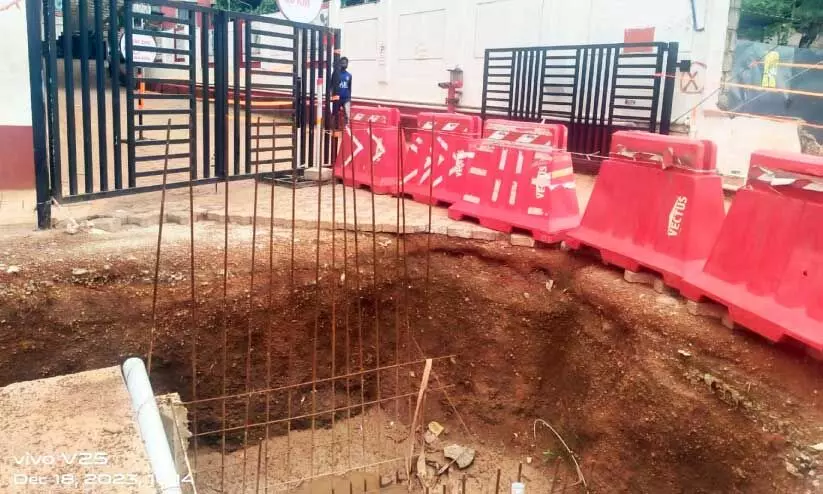 കൊ​ട്ടി​യം സി​ത്താ​രാ ജ​ങ്​​ഷ​ന് എ​തി​ർ​വ​ശം ഓട നിർമാണ ഭാഗമായെടുത്ത കുഴി