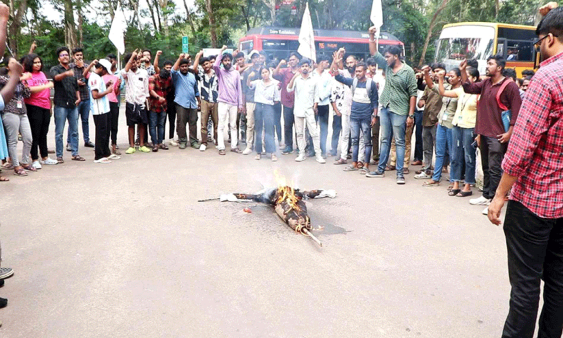 കാര്യവട്ടം കാമ്പസിൽ ഗവർണറുടെ കോലം കത്തിച്ചു