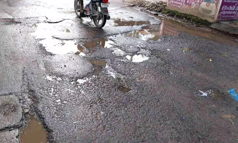 തകർന്ന തറയിൽമുക്ക് - താച്ചയിൽമുക്ക് റോഡ് തകർന്ന തറയിൽമുക്ക് - താച്ചയിൽമുക്ക് റോഡ്