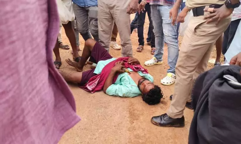 പുനലൂരിൽ നവകേരള സദസ്സിൽ മുഖ്യമന്ത്രി പ്രസംഗിക്കവേ വേദിയിൽ ബഹളം ഉണ്ടാക്കിയ യുവാവ് മർദ്ദനമേറ്റ് തറയിൽ വീണ് കിടക്കുന്നു പുനലൂരിൽ നവകേരള സദസ്സിൽ മുഖ്യമന്ത്രി പ്രസംഗിക്കവേ വേദിയിൽ ബഹളം ഉണ്ടാക്കിയ യുവാവ് മർദ്ദനമേറ്റ് തറയിൽ വീണ് കിടക്കുന്നു