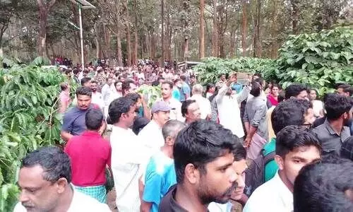 ക​ടു​വ​യെ കൊ​ല്ലാ​തെ കൊ​ണ്ടു​പോ​കാ​ൻ അ​നു​വ​ദി​ക്കി​ല്ലെ​ന്ന നി​ല​പാ​ടി​ൽ പ്ര​തി​ഷേ​ധി​ക്കു​ന്ന നാ​ട്ടു​കാ​ർ