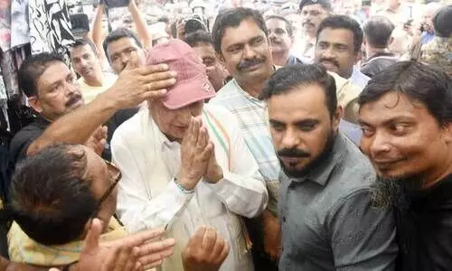 മി​ഠാ​യി​തെ​രു​വി​ലെ തു​ണി​ക്ക​ട​യി​ൽ ക​യ​റി​യ ഗ​വ​ർ​ണ​ർ ആ​രി​ഫ് മു​ഹ​മ്മ​ദ് ഖാ​ന് തൊ​പ്പി അ​ണി​യി​ച്ചു​കൊ​ടു​ക്കു​ന്ന ജീ​വ​ന​ക്കാ​ർ