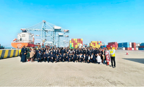 ഇ​ന്ത്യ​ൻ സ്‌​കൂ​ൾ വി​ദ്യാ​ർ​ഥി​ക​ൾ ഖ​ലീ​ഫ ബി​ൻ സ​ൽ​മാ​ൻ പോ​ർ​ട്ട് സ​ന്ദ​ർ​ശി​ച്ചു