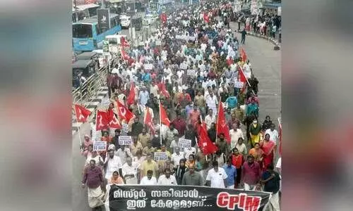 ഗ​വ​ർ​ണ​ർ ആ​രി​ഫ് മു​ഹ​മ്മ​ദ് ഖാ​നെ​തി​രെ സി.​പി.​എം ന​ഗ​ര​ത്തി​ൽ ന​ട​ത്തി​യ പ്ര​ക​ട​നം