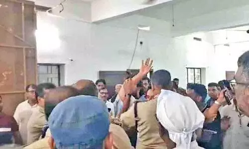 കു​ഞ്ഞി​പ്പ​ള്ളി പ​രി​പാ​ല​ന ക​മ്മി​റ്റി ജ​ന​റ​ൽ ബോ​ഡി യോ​ഗ​ത്തി​ലു​ണ്ടാ​യ ബ​ഹ​ളം പൊ​ലീ​സ് ഇ​ട​പെ​ട്ട് ത​ട​യു​ന്നു