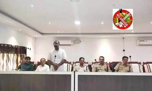 കൊ​ടു​വ​ള്ളി​യി​ൽ ല​ഹ​രി​ക്കെ​തി​രെ ന​ട​പ​ടി​ക​ൾ ശ​ക്ത​മാ​ക്കു​ന്ന​തി​ന്റെ ഭാ​ഗ​മാ​യി ചേർന്ന യോ​ഗ​ത്തി​ൽ ന​ഗ​ര​സ​ഭാ​ധ്യ​ക്ഷ​ൻ വെ​ള്ള​റ അ​ബ്ദു സം​സാ​രി​ക്കു​ന്നു