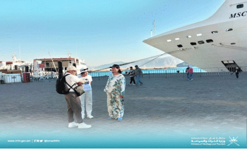 സ​ഞ്ചാ​രി​ക​ളു​മാ​യി ക്രൂ​സ് ക​പ്പ​ൽ ഖ​സ​ബ്​​ തു​റ​മു​ഖ​ത്തെ​ത്തി