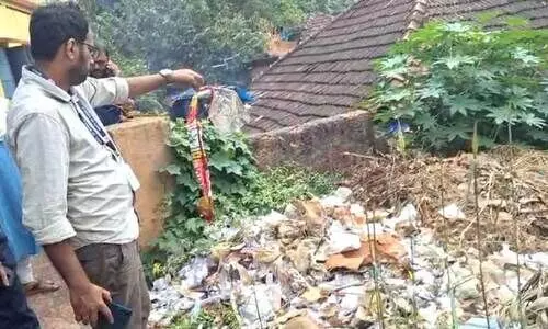 കൂ​ടാ​ളി ഹ​യ​ർ സെ​ക്ക​ൻ​ഡ​റി സ്കൂ​ളി​ൽ ജി​ല്ല എ​ൻ​ഫോ​ഴ്സ്മെ​ന്റ് സ്ക്വാ​ഡ് ന​ട​ത്തി​യ പ​രി​ശോ​ധ​ന