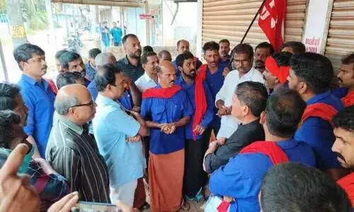 ചെ​റു​വ​ത്തൂ​രി​ലെ മ​ദ്യ​ശാ​ല​യി​ൽ ക​ണ​ക്കെ​ടു​പ്പി​നെ​ത്തി​യ ഉ​ദ്യോ​ഗ​സ്ഥ​രെ നാ​ട്ടു​കാ​ർ ത​ട​യു​ന്നു