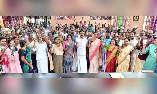 അജാനൂര്‍ ഗ്രാമപഞ്ചായത്തിനെ സമ്പൂർണ ഡിജിറ്റല്‍ സാക്ഷരത പഞ്ചായത്തായി പ്രഖ്യാപിച്ച്  അഡ്വ. സി.എച്ച്.കുഞ്ഞമ്പു എം.എല്‍.എ പഠിതാക്കള്‍ക്കൊപ്പം മൊബൈല്‍ ലൈറ്റ് തെളിയിക്കുന്നു