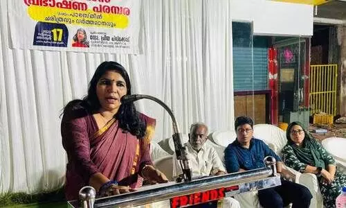 സ​ഹോ​ര സാം​സ്കാ​രി​ക വേ​ദി പ​ട​ന്ന മൂ​സ​ഹാ​ജി മു​ക്കി​ൽ സം​ഘ​ടി​പ്പി​ച്ച ച​തു​ർ​മാ​സ പ്ര​ഭാ​ഷ​ണ പ​രി​പാ​ടി​യി​ൽ ഡോ. ​പ്രി​യ പി​ലി​ക്കോ​ട് സംസാരിക്കുന്നു