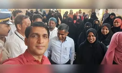 മൊ​ഗ്രാ​ലി​ലെ വോ​ട്ട​ർ​മാ​ർ​ക്കി​ട​യി​ൽ ജി​ല്ല ക​ല​ക്ട​ർ കെ. ​ഇ​മ്പ​ശേ​ഖ​ർ