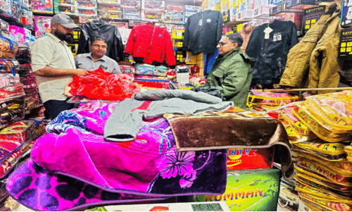 ത​ണു​പ്പ്​ കൂ​ടു​ന്നു; ശൈ​ത്യ​കാ​ല വ​സ്ത്രവി​പ​ണി​യി​ൽ ഉ​ണ​ർ​വ്