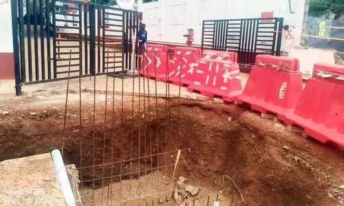 കൊ​ട്ടി​യം സി​ത്താ​രാ ജ​ങ്​​ഷ​ന് എ​തി​ർ​വ​ശം ഓട നിർമാണ ഭാഗമായെടുത്ത കുഴി