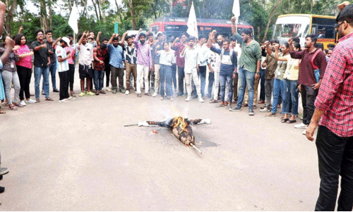 കാര്യവട്ടം കാമ്പസിൽ ഗവർണറുടെ കോലം കത്തിച്ചു