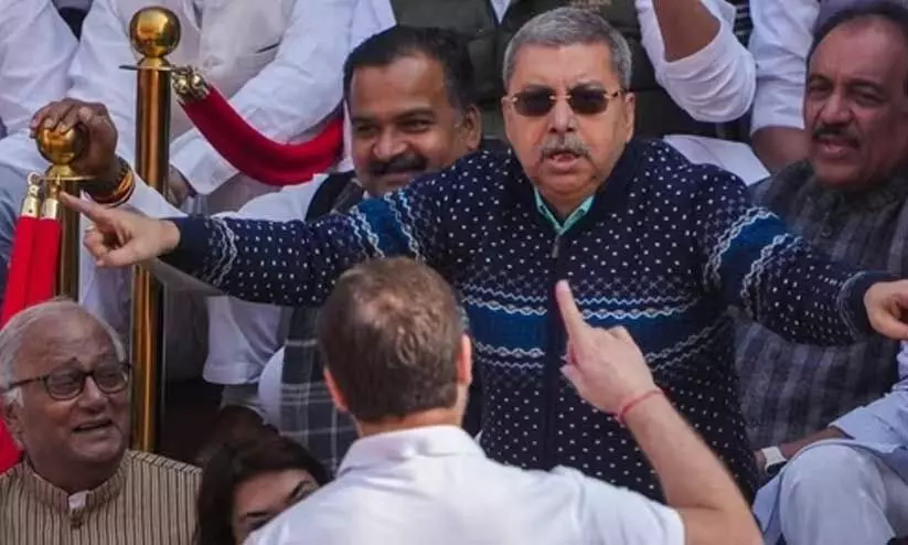 രാജ്യസഭ ചെയർമാനെ അനുകരിച്ച് കല്യാൺ ബാനർജി; വിവാദം രാജ്യസഭ ചെയർമാനെ അനുകരിച്ച് കല്യാൺ ബാനർജി; വിവാദം