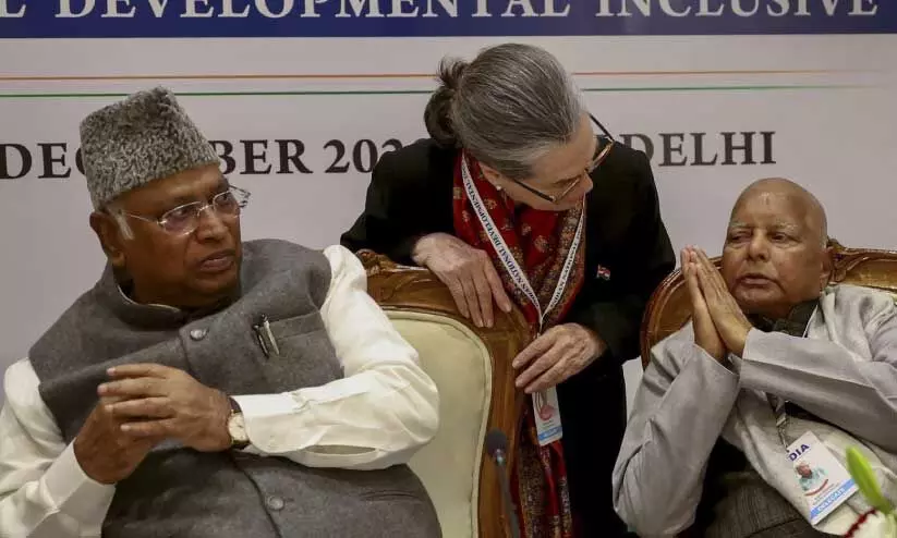 ഖാർഗെയെ നിർദേശിച്ച് മമത, കെജ്രിവാൾ; പ്രധാനമന്ത്രിയെ എം.പിമാർ തീരുമാനിക്കുമെന്ന് ഖാർഗെ ഖാർഗെയെ നിർദേശിച്ച് മമത, കെജ്രിവാൾ; പ്രധാനമന്ത്രിയെ എം.പിമാർ തീരുമാനിക്കുമെന്ന് ഖാർഗെ