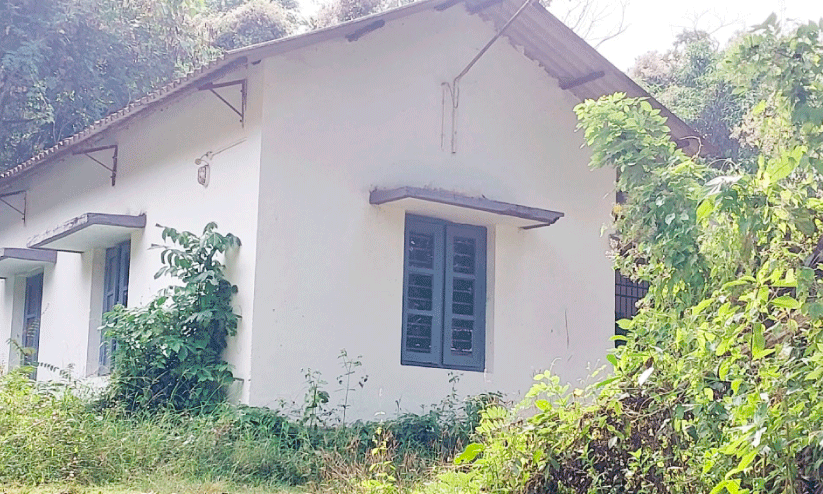 കോടികൾ മുടക്കിയ കെട്ടിടങ്ങൾ നശിക്കുന്നു കോടികൾ മുടക്കിയ കെട്ടിടങ്ങൾ നശിക്കുന്നു