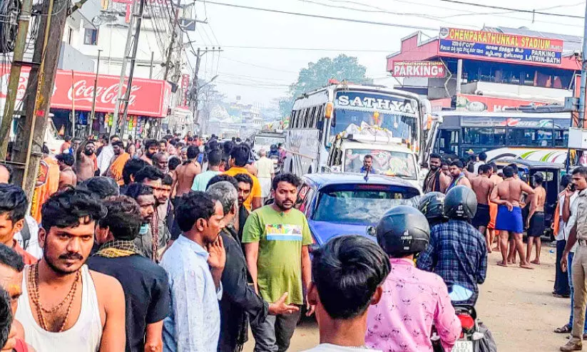 തീർഥാടകരുടെ വൻ തിരക്ക്​ മണിക്കൂറുകളോളം നിശ്ചലമായി എരുമേലി