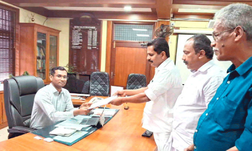 400 കെ.വി ലൈൻ; കലക്ടർക്കു മുന്നിൽ പരാതിയുമായി കർഷകർ 400 കെ.വി ലൈൻ; കലക്ടർക്കു മുന്നിൽ പരാതിയുമായി കർഷകർ