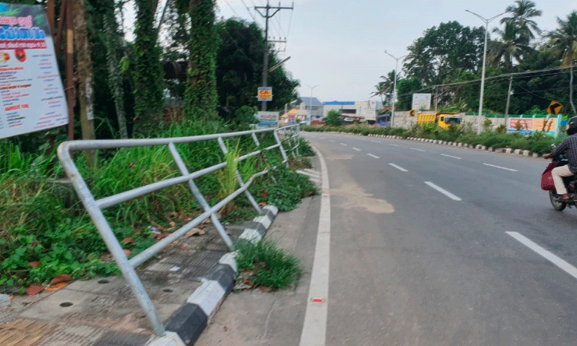 സുരക്ഷയില്ലാത്ത സുരക്ഷാവേലികൾ അപകടാവസ്ഥയിൽ